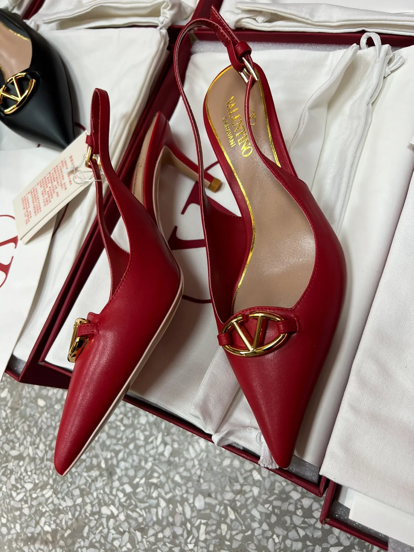 👟👟Ex-factory price 520👟👟 Valentino’s hottest new product in 2024, the new Mule shoes are also very easy to wear...😈😈😈 The latest logo buckle Perfectly combined with sexy pointed toe❤️‍🔥❤️‍🔥❤️‍🔥❤️‍🔥It is simply the pinnacle of summer fashion💖💖💖💖Original replica Outsole: Italian genuine leather outsole Heel height: 6.5cm Size: 35-39 (40 41 42 customization is non-returnable and non-exchangeable)